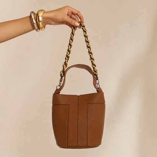 BOLSA BUCKET LADY PAULINA CON ASA TRENZADA COLOR CAFÉ