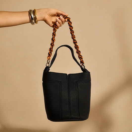 BOLSA BUCKET LADY PAULINA CON ASA TRENZADA COLOR NEGRO